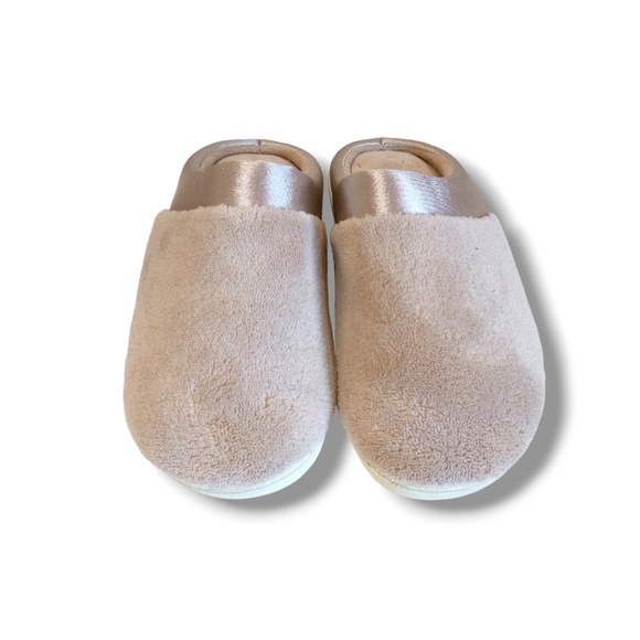 New 🌷 Isotoner Women's Microterry Clog With Satin Cuff Slippers Taupe - Picture 4 of 16